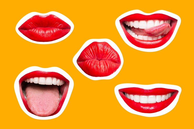Foto conjunto de bocas de mulheres com lábios brilhantes vermelhos sorrindo mostrando língua beijando isolado creative colla