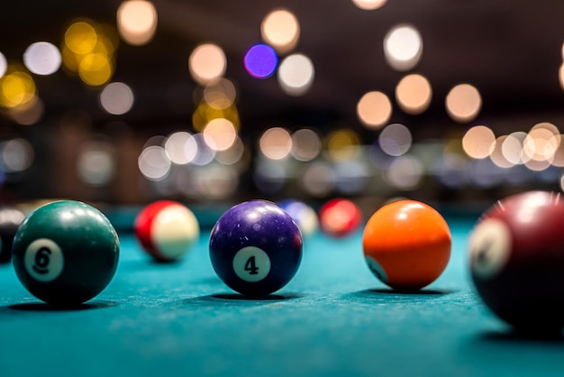 Foto conjunto de bolas de bilhar na mesa snooker ou piscina