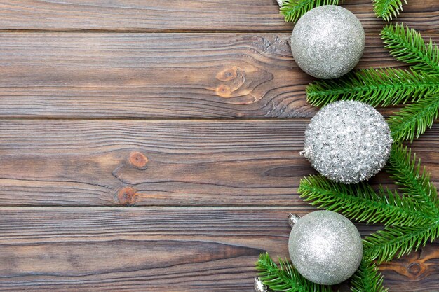 Foto conjunto de bolas festivas árvore de abeto e decorações de natal em fundo de madeira vista superior do conceito de ornamento de ano novo com espaço de cópia