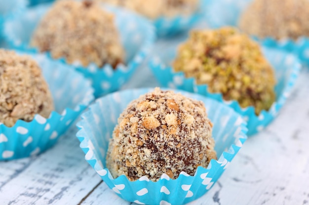 Conjunto de bombons de chocolate, em fundo de madeira