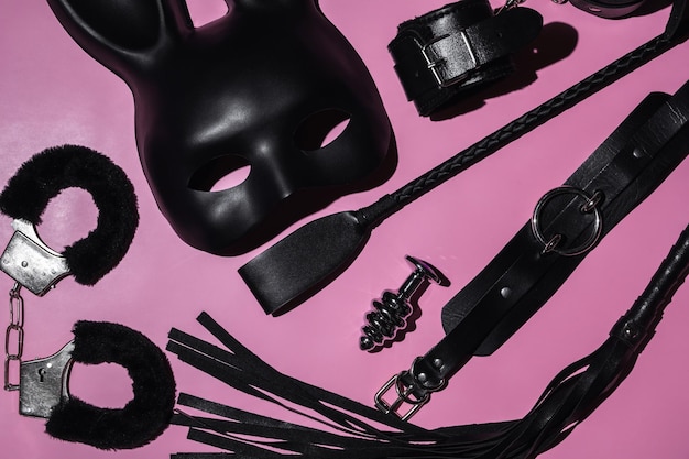 Foto conjunto de brinquedos eróticos adultos para sexo bdsm com submissão e dominação máscara de algemas chicote chicote de couro