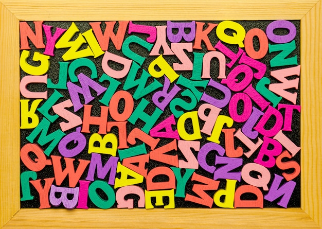 Foto conjunto de brinquedos para estudar o alfabeto. educação, volta ao conceito de escola.