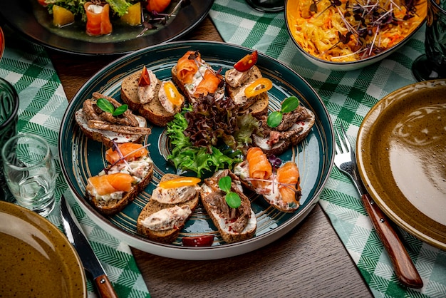 Conjunto de bruschetta com camarão rosbife e salmão em fundo escuro de madeira