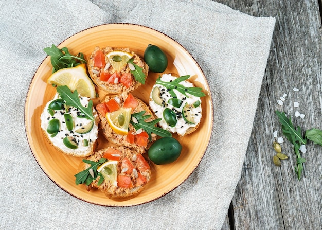 Conjunto de bruschetta com várias coberturas Variedade de sanduíches abertos Pequenos sanduíches variados