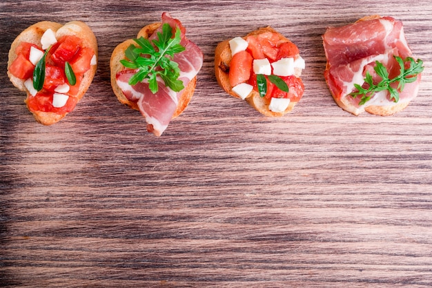 Conjunto de bruschetta na placa de madeira.