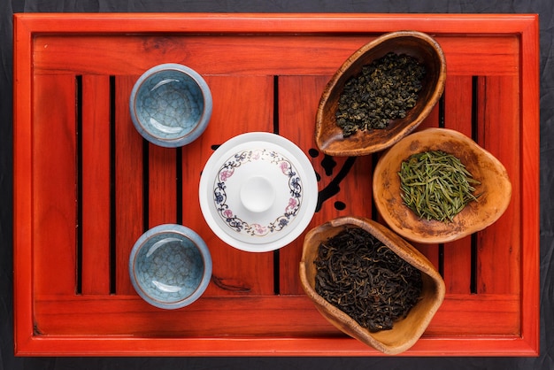 Conjunto de bule, três tipos de chá e duas tigelas na mesa de chá estão prontos para a cerimônia do chá
