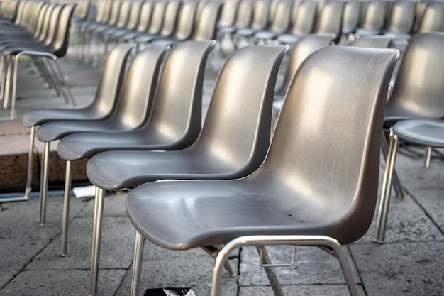 Conjunto de cadeiras desdobradas para eventos como congressos, reuniões, conferências ou casamentos