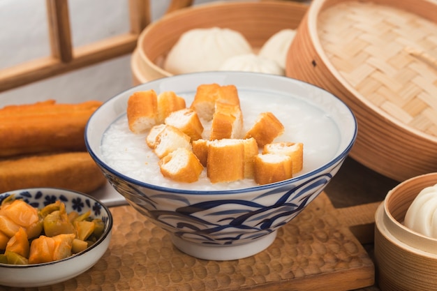 Conjunto de café da manhã de mingau chinês, palitos de massa frita, mingau branco,