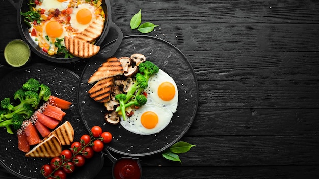 Conjunto de café da manhã Ovo Frito com Legumes e Salada Fresca Vista de cima Variedade de alimentos saudáveis