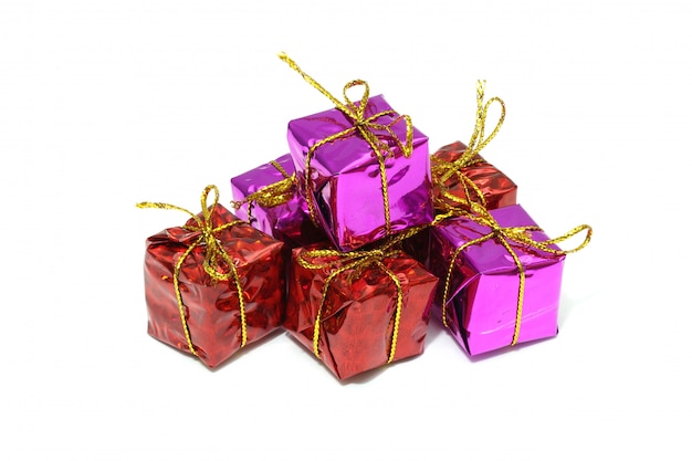 Foto conjunto de caixa de presente de natal com um laço de fita de ouro, isolado no branco