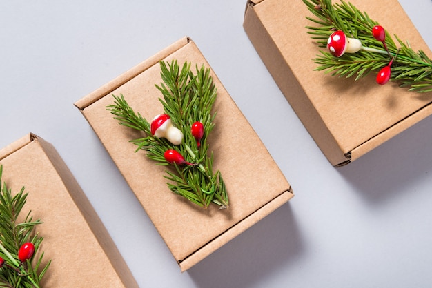 Conjunto de caixas de papelão decoradas com enfeites de árvore de Natal em fundo cinza