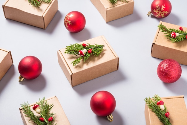 Conjunto de caixas de papelão decoradas com enfeites de árvore de natal