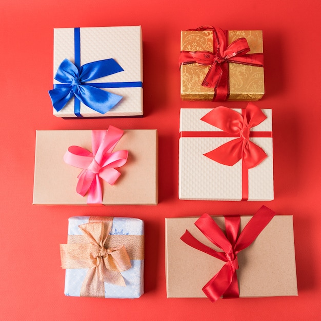 Conjunto de caixas de presente de Natal festivo em fundo vermelho.