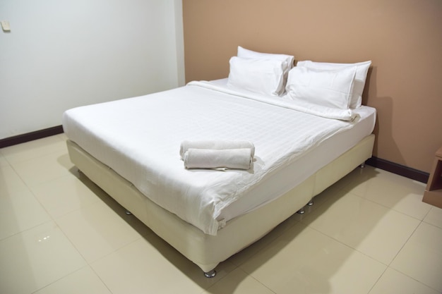 Foto conjunto de cama de solteiro branco e travesseiros e cobertores de resort ou quarto de hotel quarto branco e espaço livre em