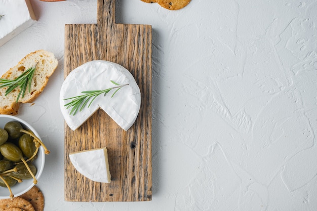 Conjunto de camembert francês macio de queijo da Normandia, em fundo branco, plano com espaço de cópia para o texto
