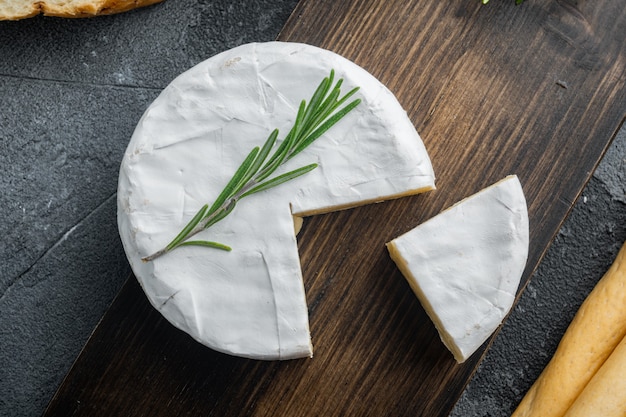 Conjunto de camembert francês macio de queijo normandia, em mesa cinza, vista de cima