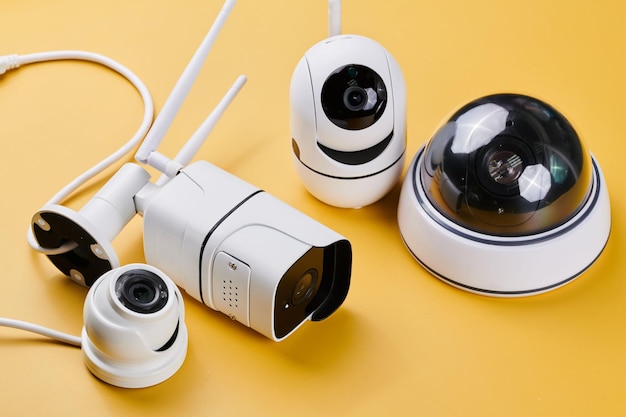 Conjunto de câmeras de vigilância de diferentes câmeras videcam cctv isoladas em fundo amarelo close-up conceito de sistema de segurança em casa