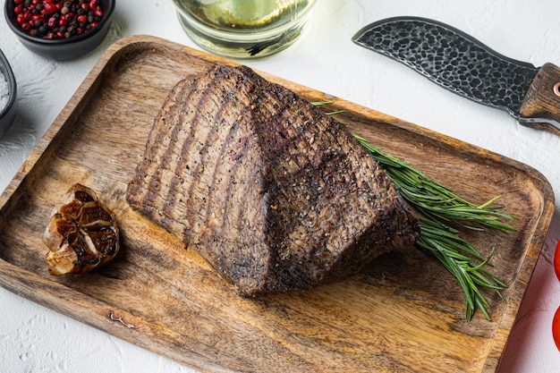 Foto conjunto de carne bovina de peito assada, em bandeja de madeira