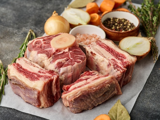 Conjunto de carne crua para fazer caldo Cru fresco de açougueiro pequenos pedaços de osso de vitela com base de carne para concentrado de sopa