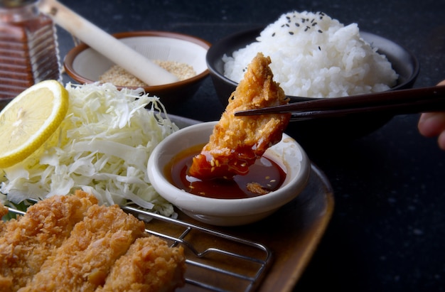 Foto conjunto de carne de porco frito japonês.