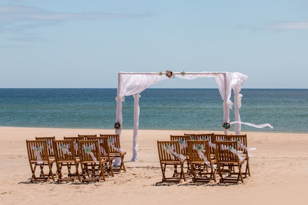 Foto conjunto de casamento na praia