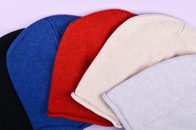 Conjunto de chapéus quentes e coloridos.