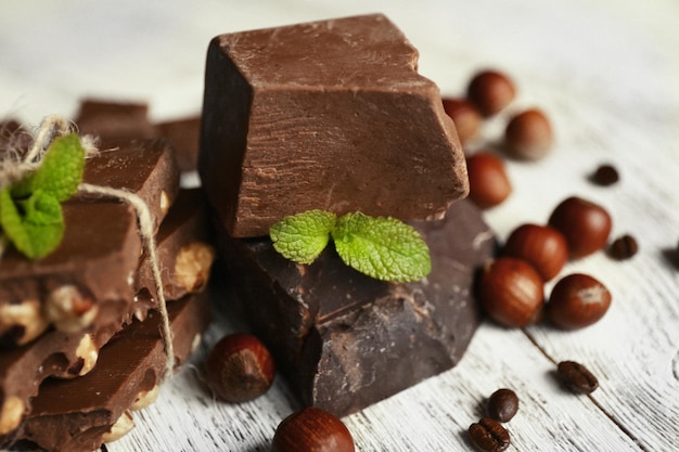 Conjunto de chocolate na mesa de madeira closeup