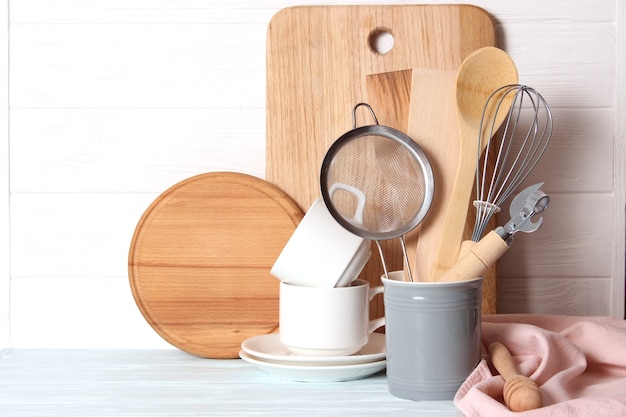 Conjunto de close-up de pratos em um fundo colorido. utensílios de cozinha. utensílios de cozinha. foto de alta qualidade