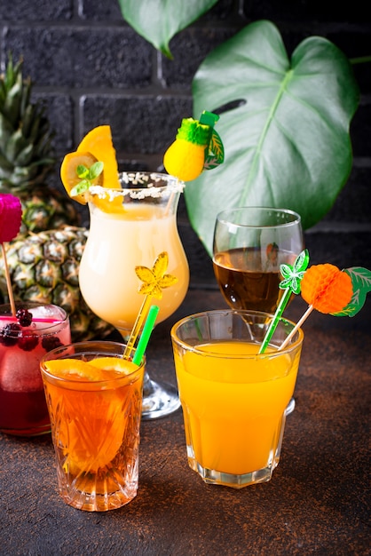 Conjunto de cocktails de verão diferentes