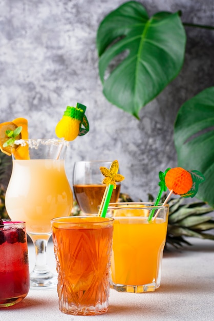 Foto conjunto de cocktails de verão diferentes