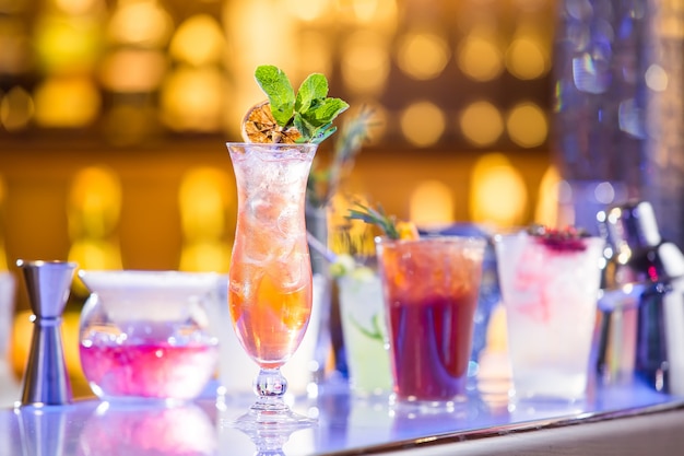Conjunto de cocktails no bar