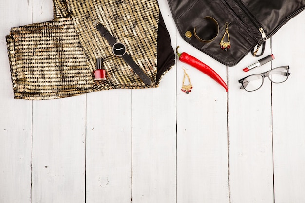 Conjunto de coisas de mulher na bolsa de vestido de mesa de madeira branca, acessórios de óculos de relógio