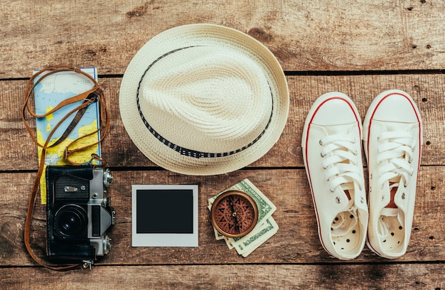 Conjunto de coisas de viagem em madeira