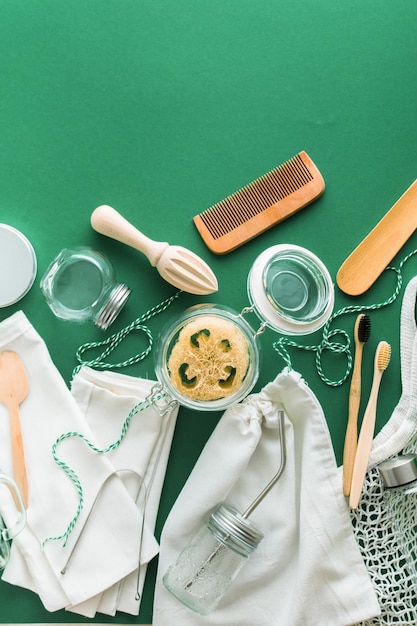 Foto conjunto de coisas reutilizáveis para a vida sem plástico em um fundo verde