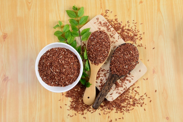 Conjunto de coleta de arroz na concha na mesa de madeira