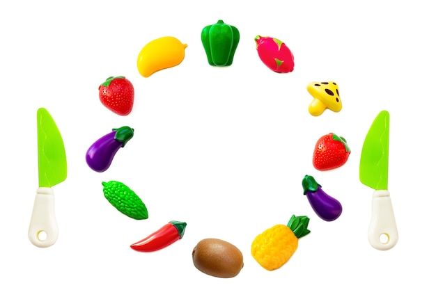 Conjunto de coleta de frutas e vegetais de plástico de brinquedo isolado no fundo branco. Fruta de plástico para o jogo. Brincando na loja infantil.