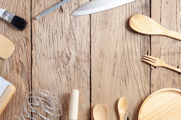 Conjunto de colher de pau, garfo, faca, no fundo da mesa de madeira velha