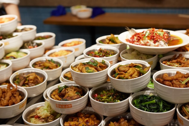 Conjunto de comida chinesa variada Macarrão chinês bolinhos de arroz frito pato à Pequim rolinhos primavera dim sum Pratos famosos da culinária chinesa na mesa Vista superior conceito de restaurante chinês banquete de estilo asiático