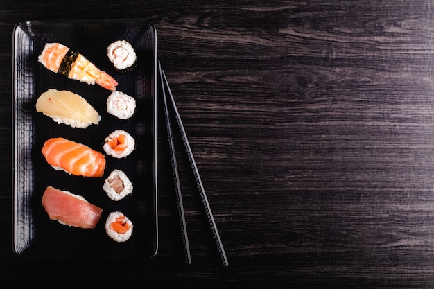 Conjunto de comida de sushi com espaço de cópia