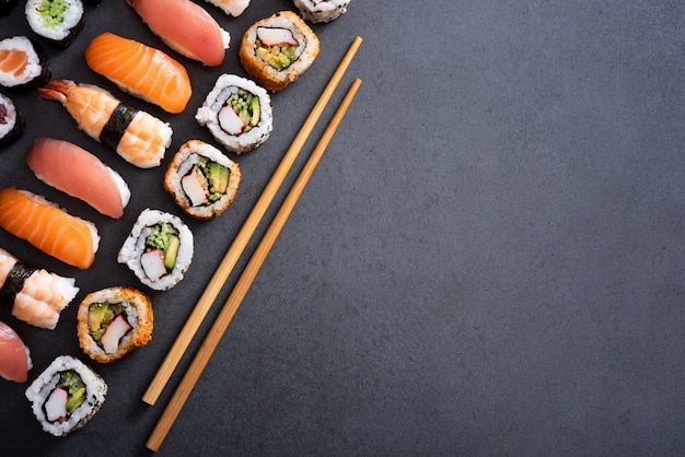 Foto conjunto de comida de sushi com espaço de cópia