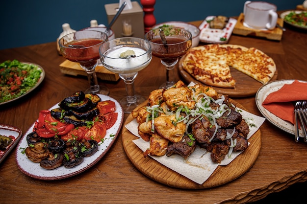 Conjunto de comida georgiana em espetos de frango e porco