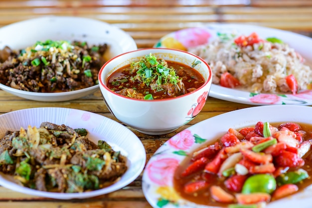 Conjunto de comida tailandesa tradicional do norte, chiang mai, tailândia