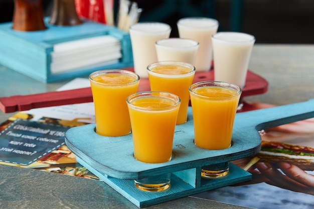 Conjunto de conjuntos de bebidas alcoólicas em estante de madeira para o cardápio de bebidas do restaurante ou bar