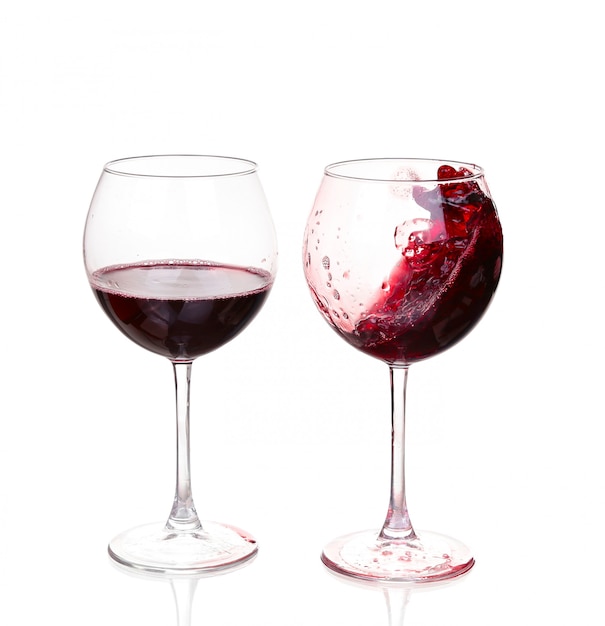 Foto conjunto de copos com vinho tinto