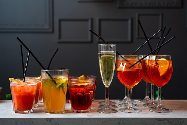 Conjunto de coquetéis e champanhe em um copo no tampo da mesa do bar feito para convidados da festa