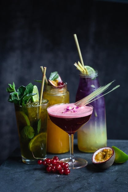 Foto conjunto de coquetéis exóticos refrescantes de verão