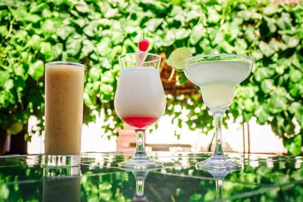 Conjunto de coquetéis tropicais: Mojito, margarita, pina colada