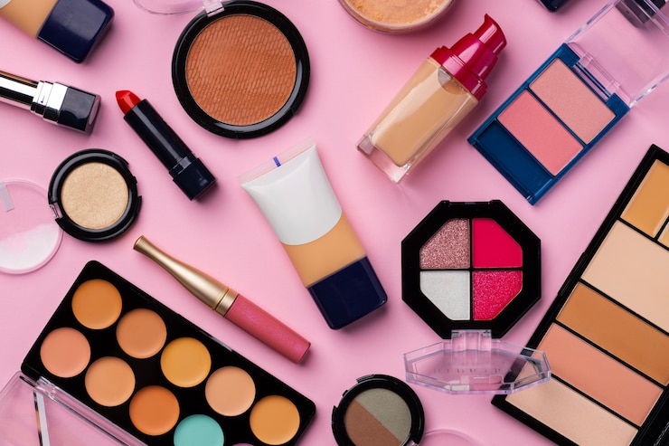 Foto conjunto de cosméticos decorativos em fundo rosa