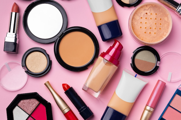 Foto conjunto de cosméticos decorativos em rosa