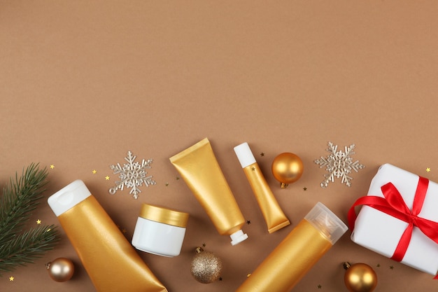 Conjunto de cosméticos e decoração de Natal um conjunto de cosméticos para cuidados do corpo